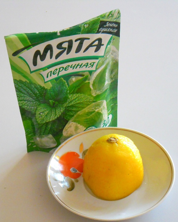 Мята и лимон для мятного напитка. Мята и лимон для мятного напитка.